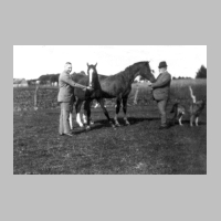 104-0011 Grossvater Julius Smelkus mit seinem Sohn Georg und zwei wunderschoenen Pferden..jpg